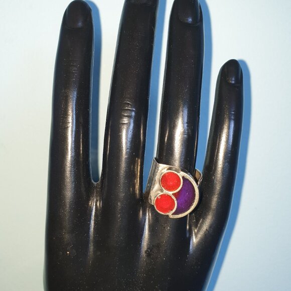 Unusual Vintage Mid-Century Spanish Red & Purple Resin Inlaid Silver Tone Ring - Picture 4 of 14
